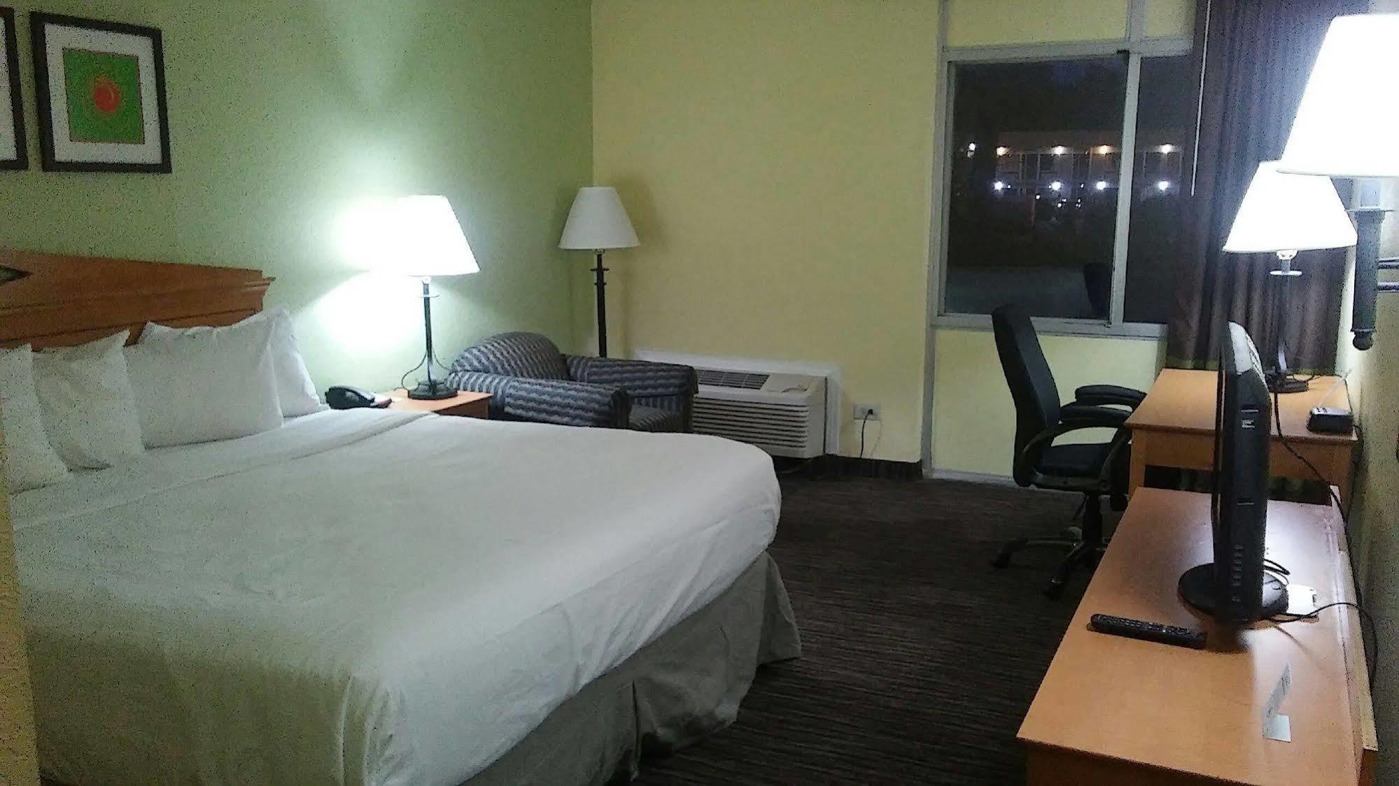 Hotel Ramada Conference Center Wilmington Esterno foto